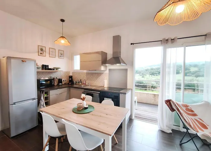 Appartement Bright In Albitreccia Near